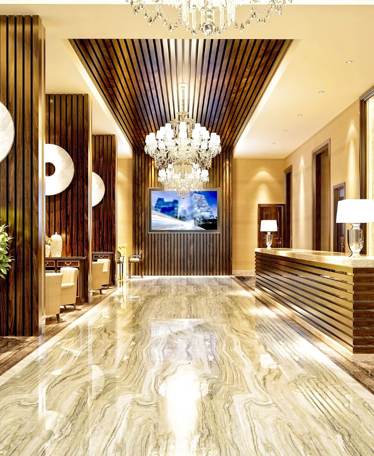 korytarz z&nbsp;dużym żyrandolem 