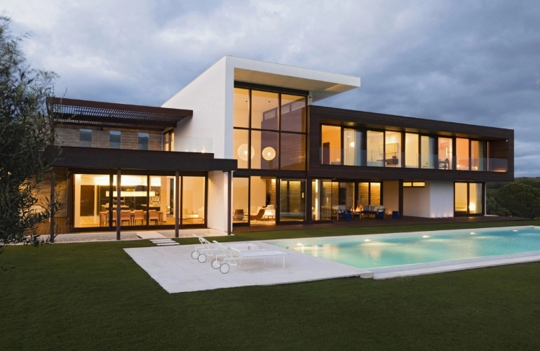 dom z&nbsp;basenem na&nbsp;podwórku